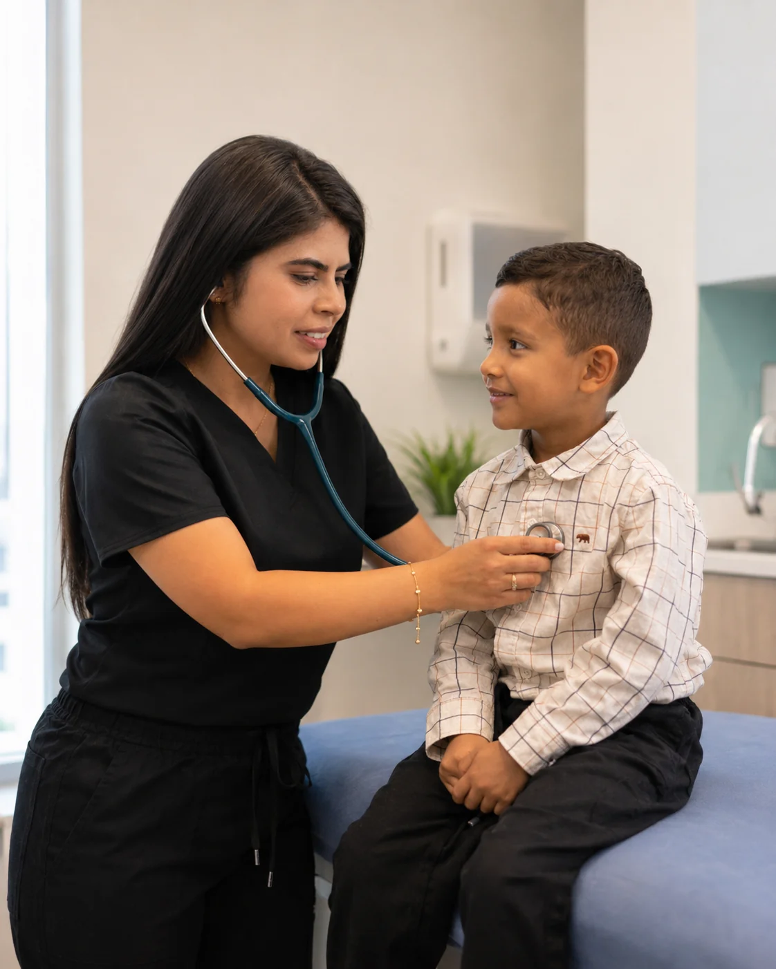 Pediatra a domicilio atendiendo a un niño en Bogotá